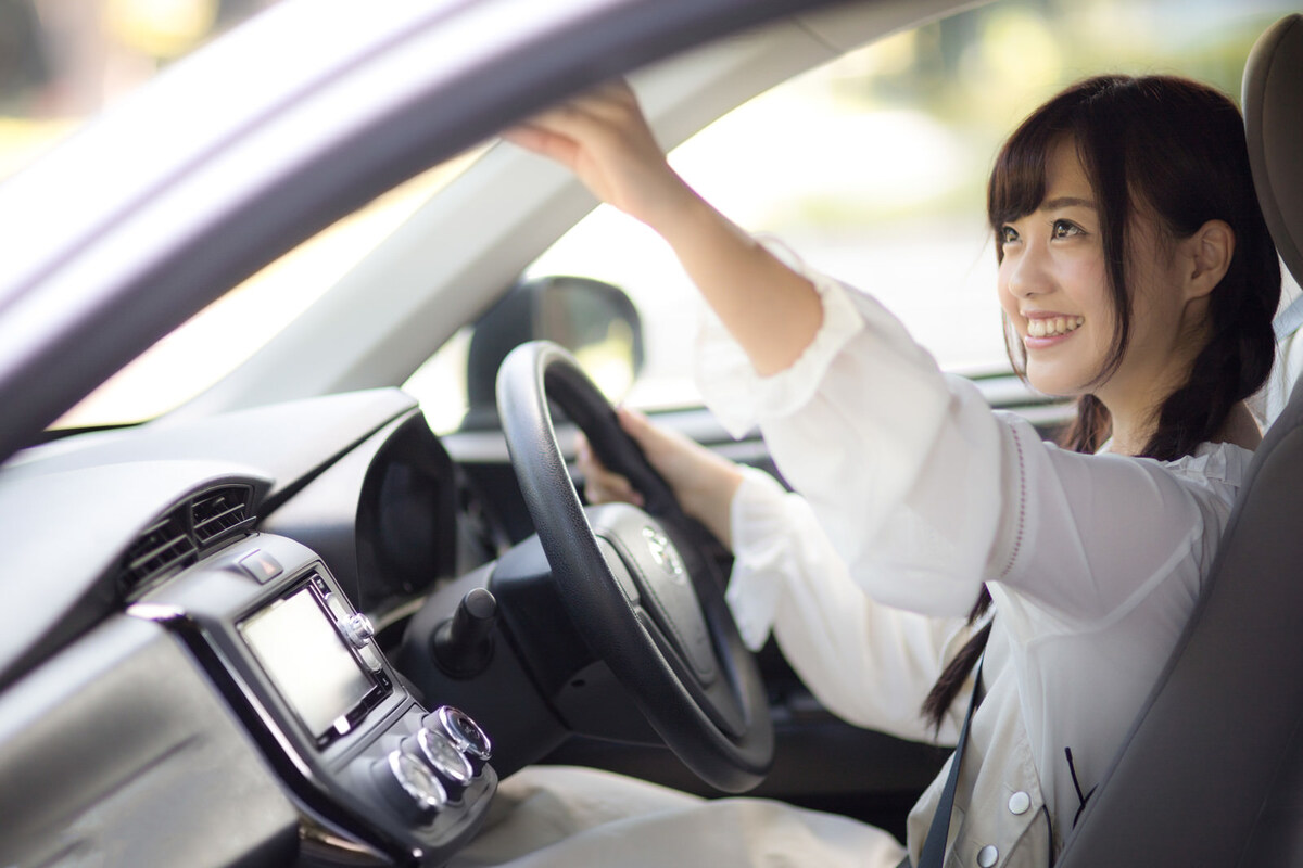 運転する女性