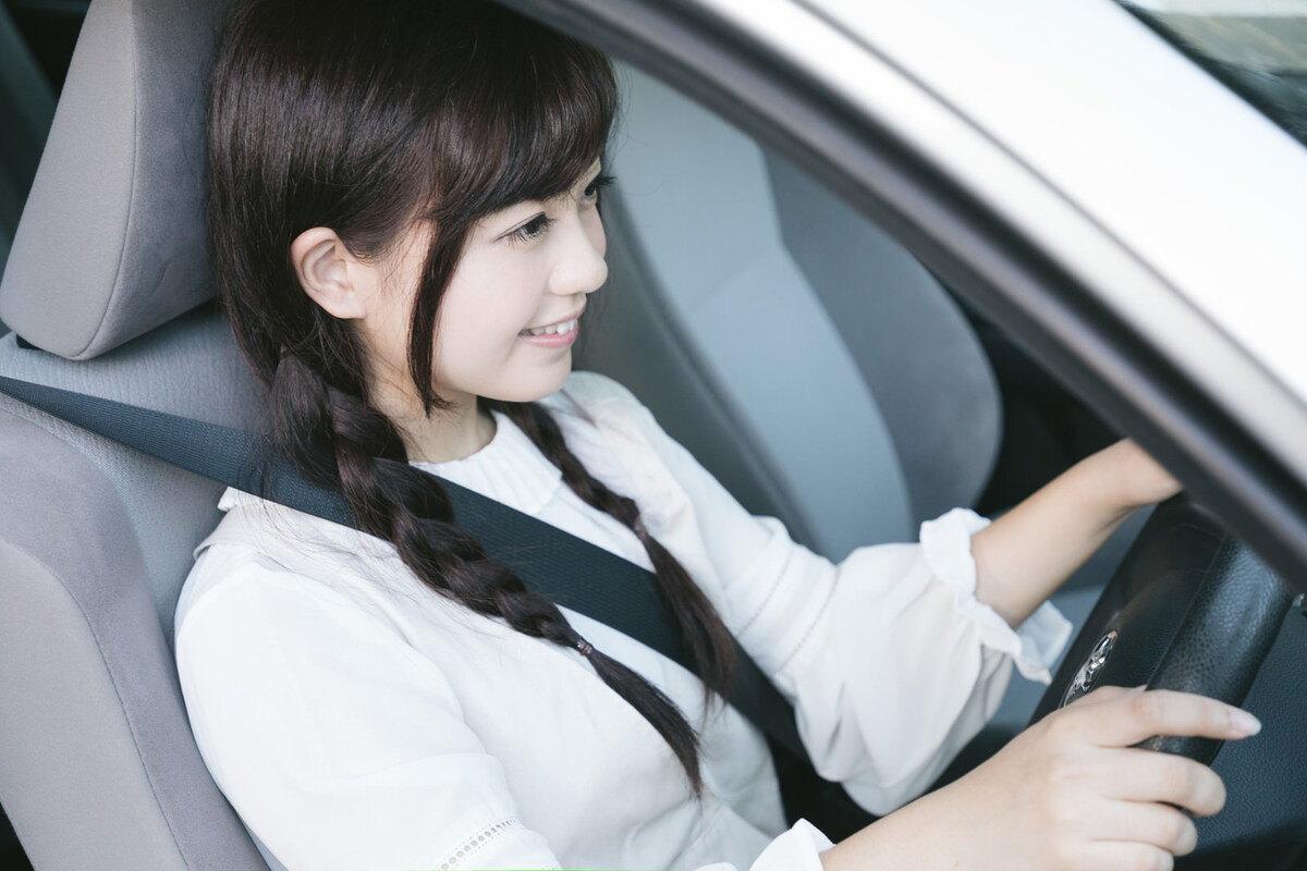 運転する女性