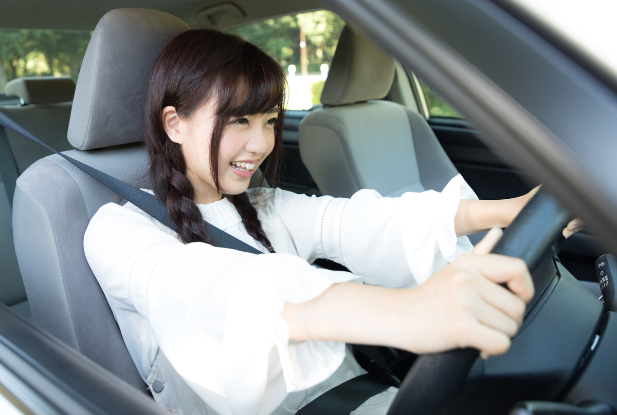 運転する女性