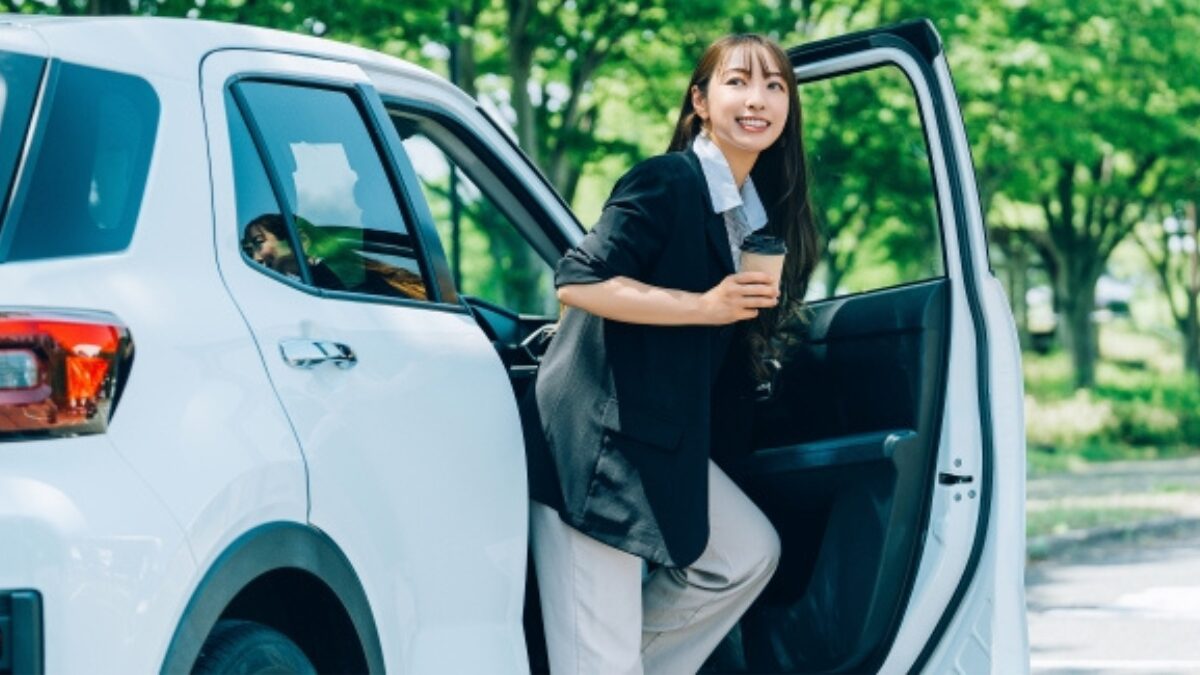 車と女性