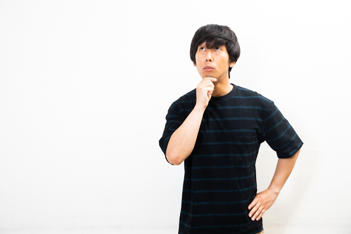 疑問を抱く男性