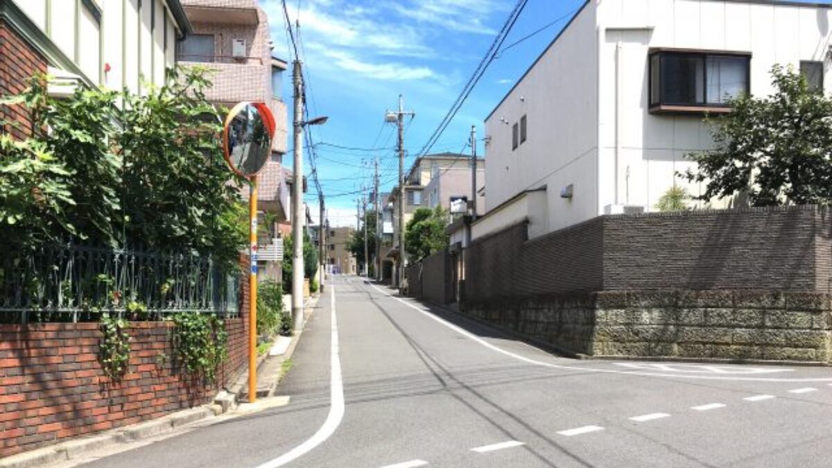 住宅地の狭い道