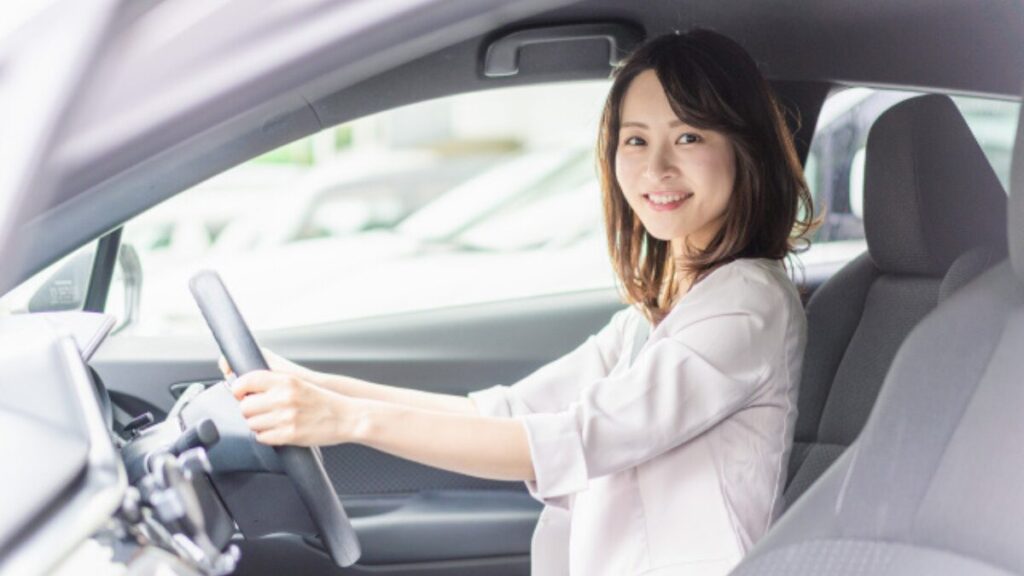運転する女性