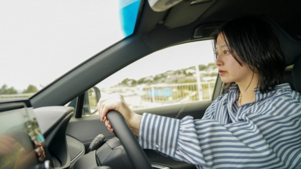 運転する女性