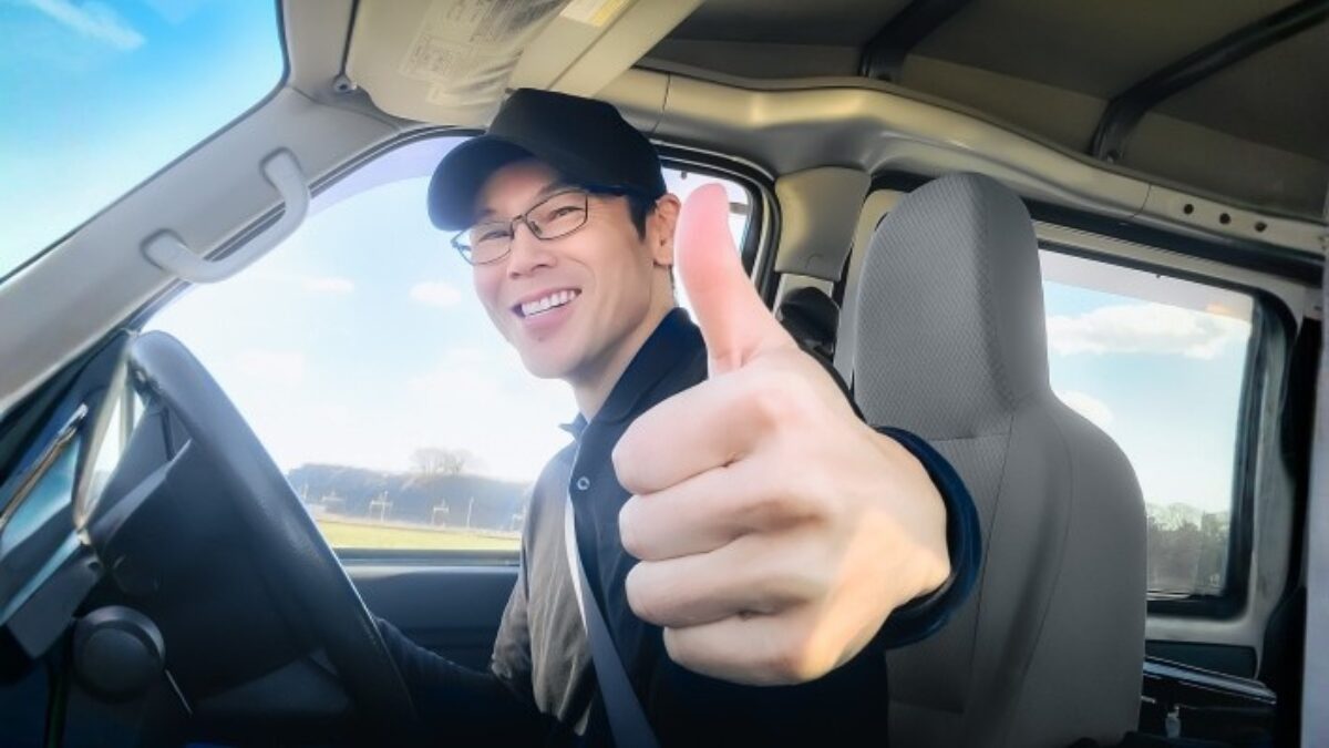 運転する男性
