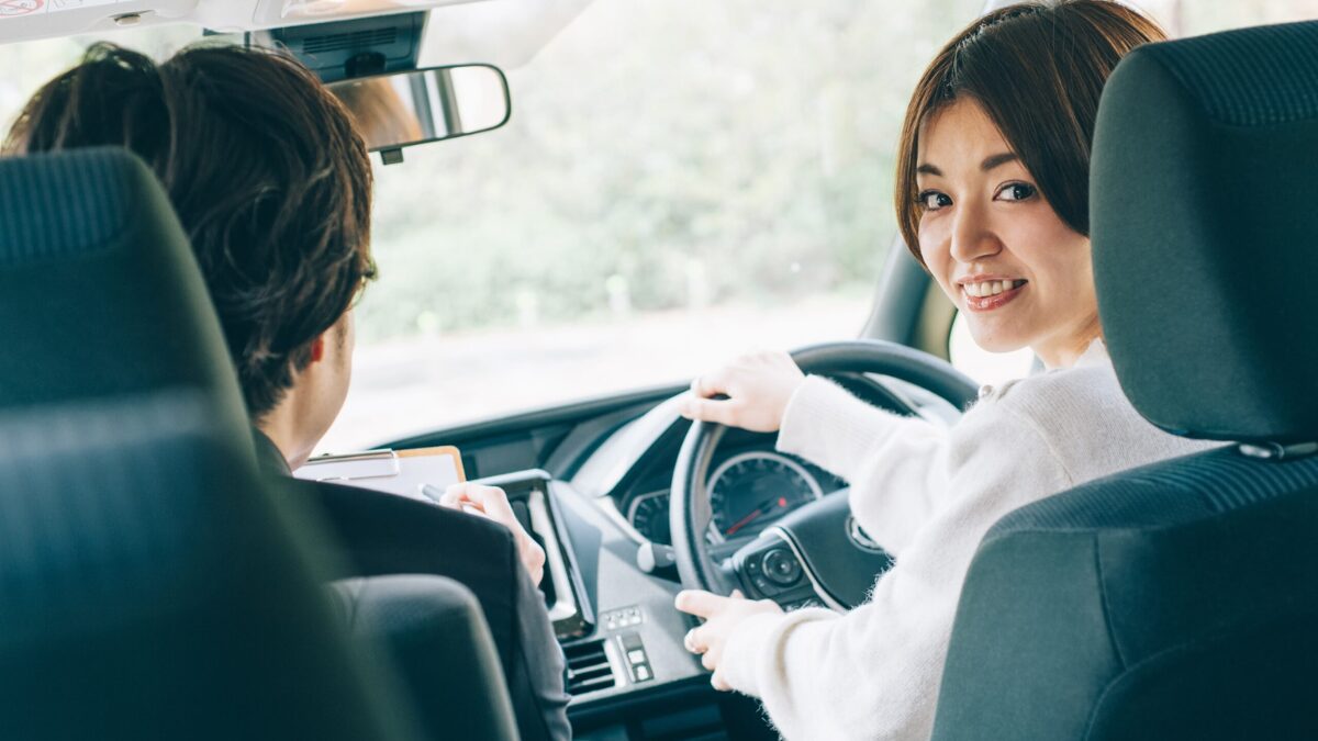 教習を受ける女性