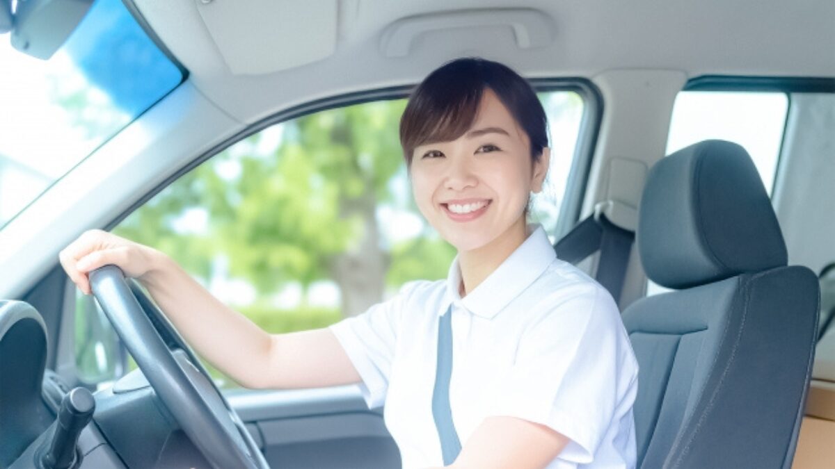 運転する女性