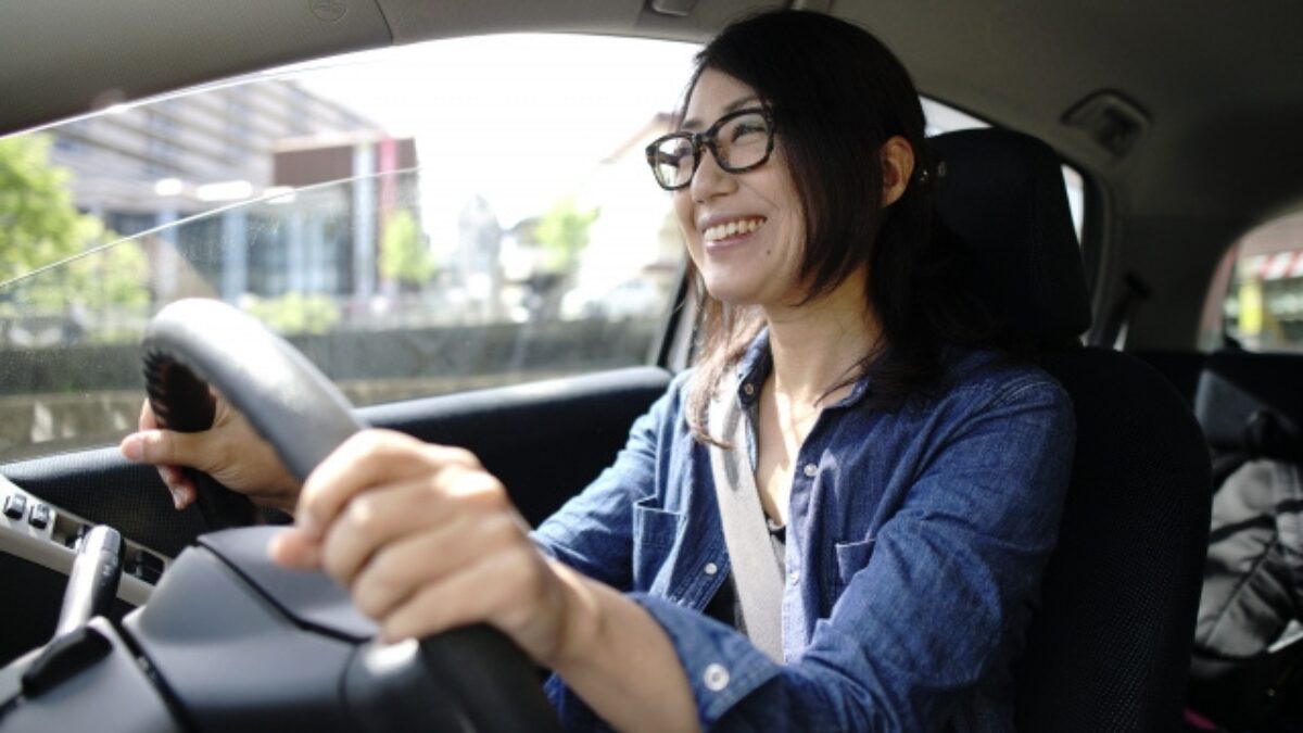運転する女性