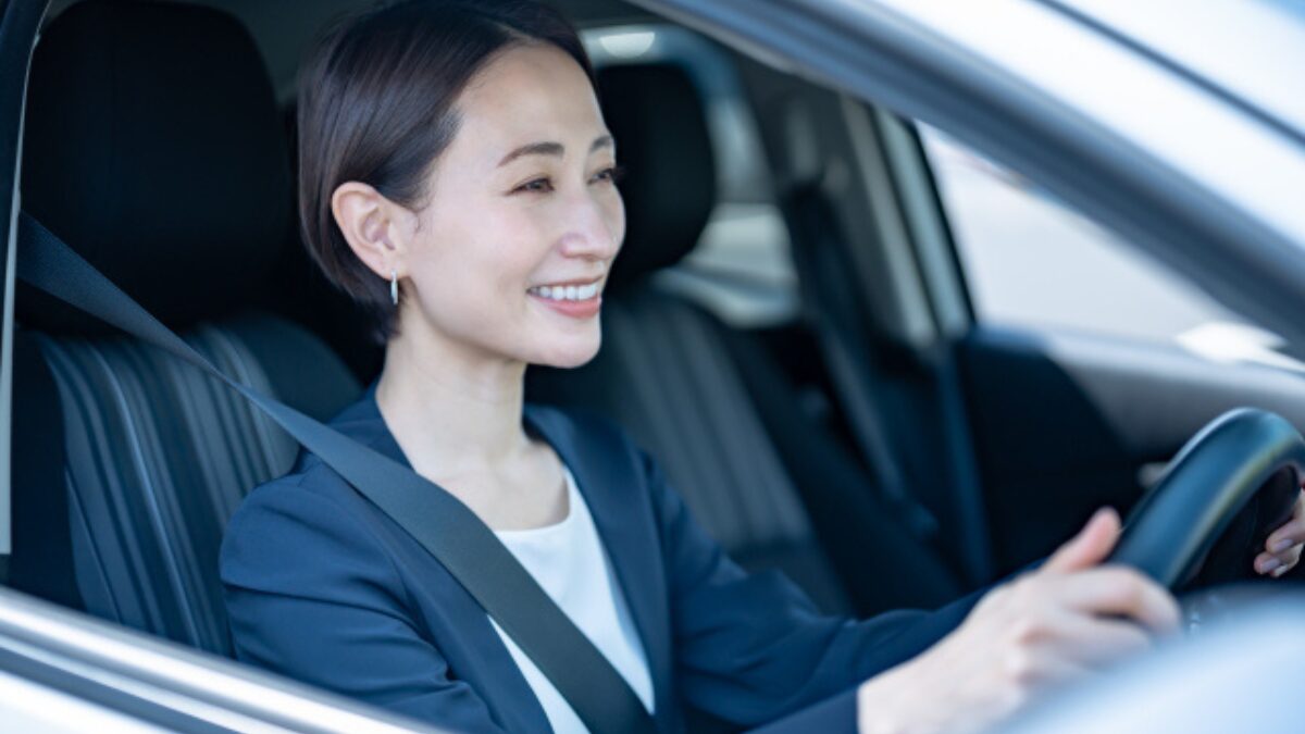 運転をする女性