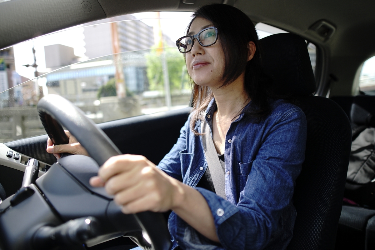 運転する女性