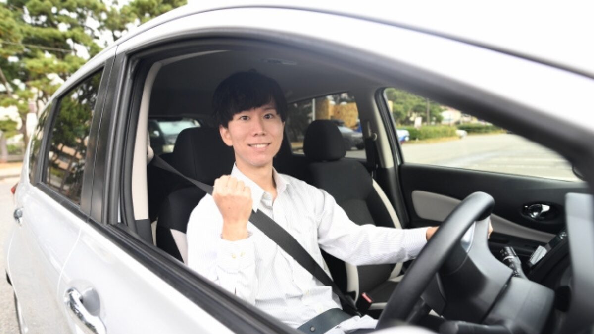 運転する男性