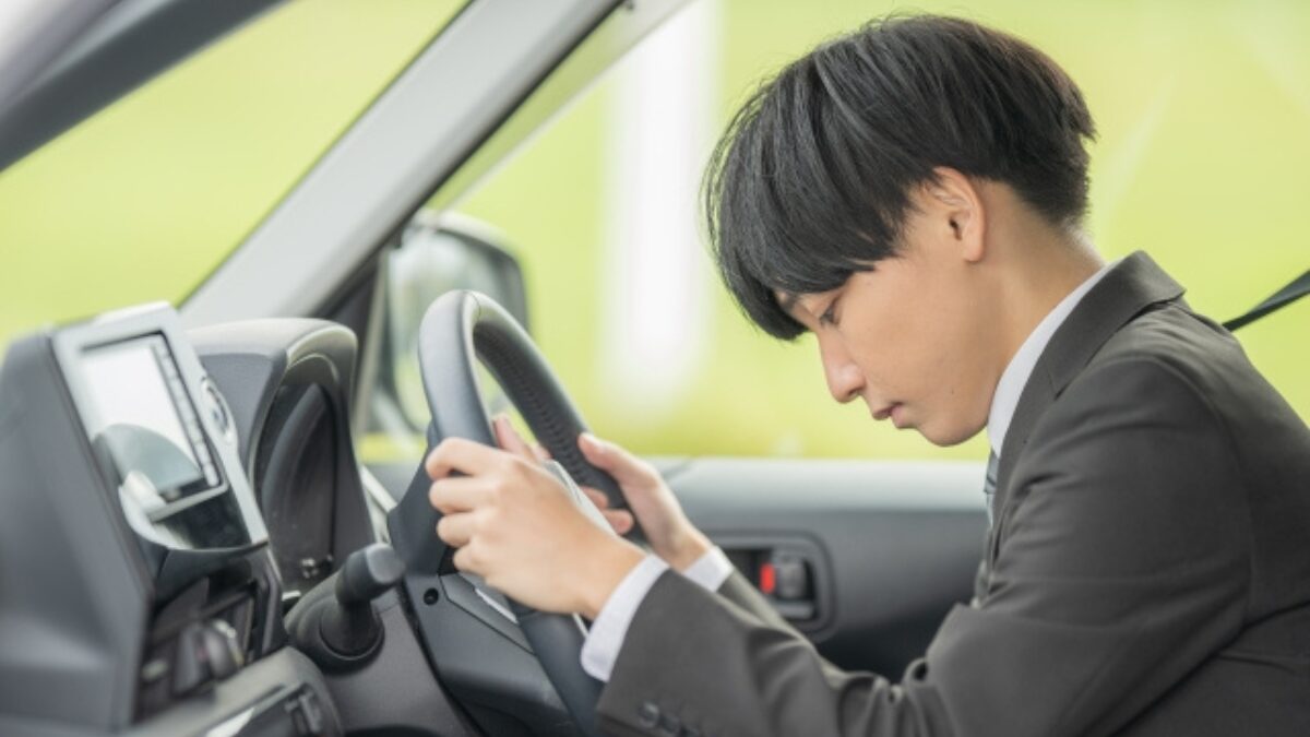 運転する男性