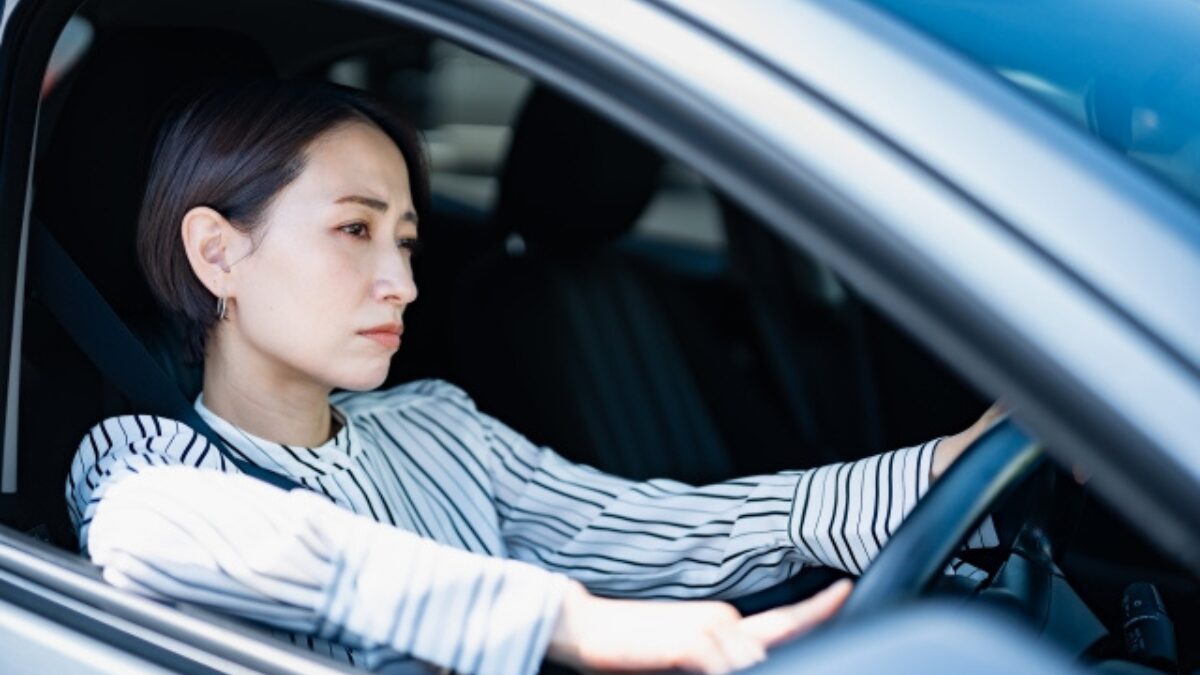 運転する女性