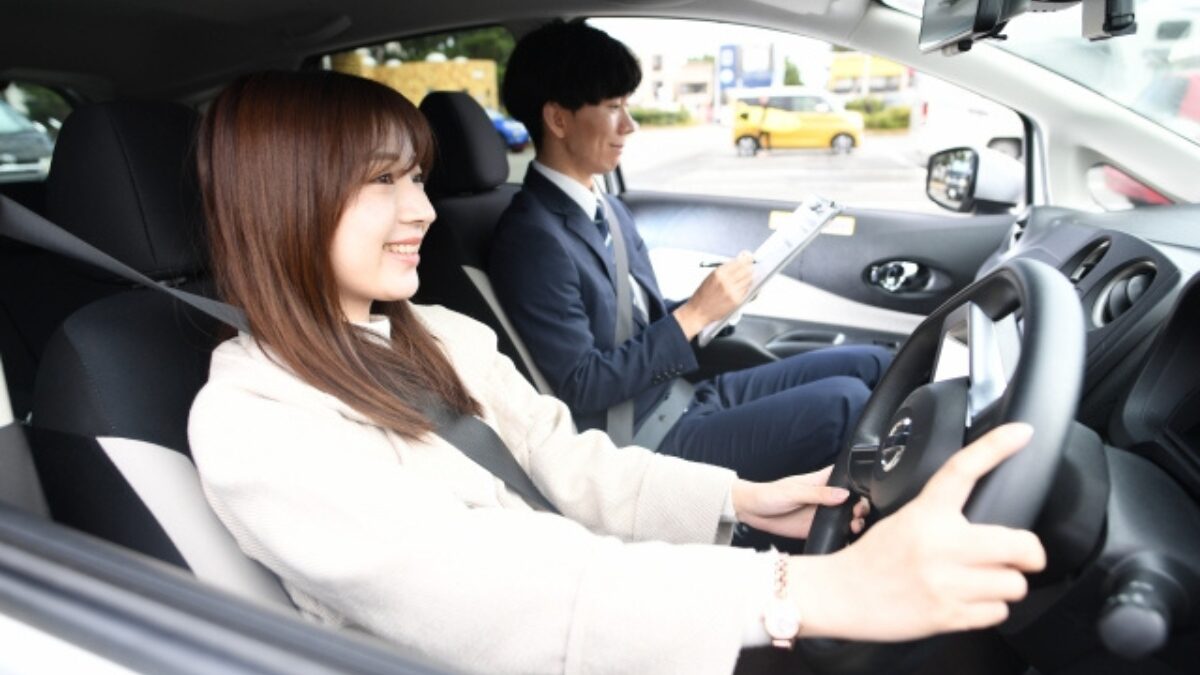 教習を受ける女性
