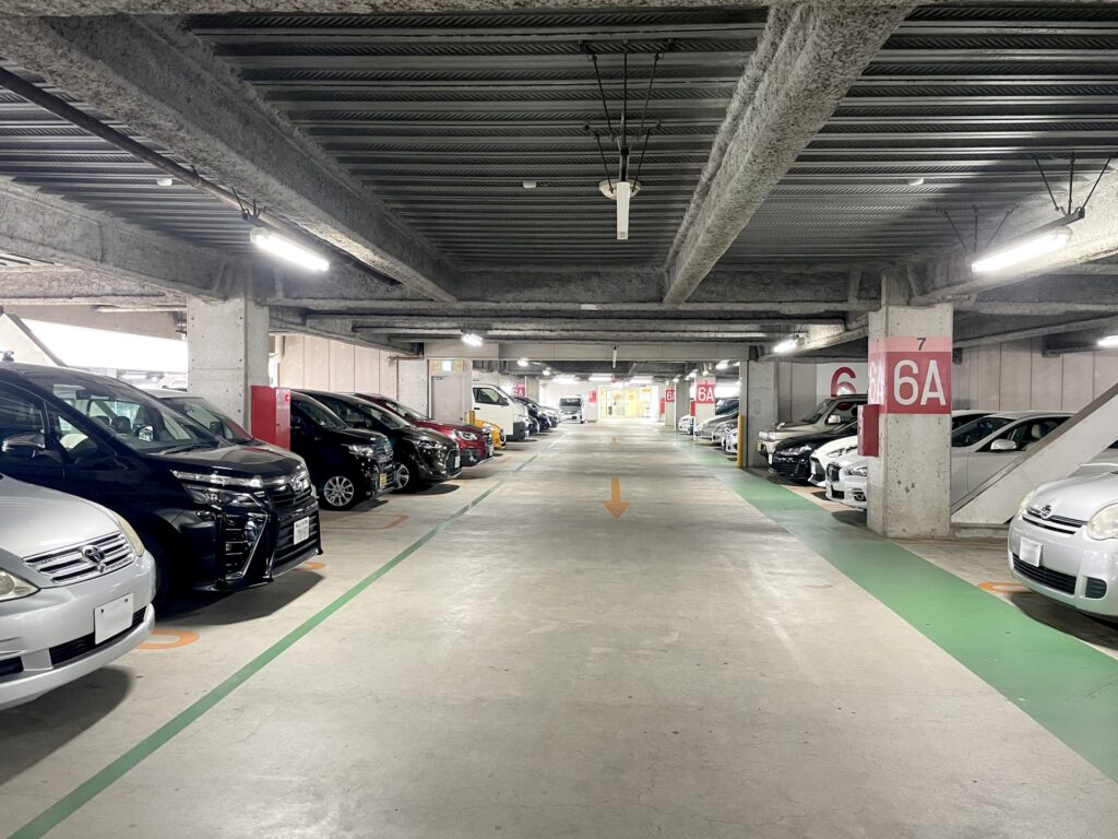 ショッピングモールの立体駐車場で駐車する写真