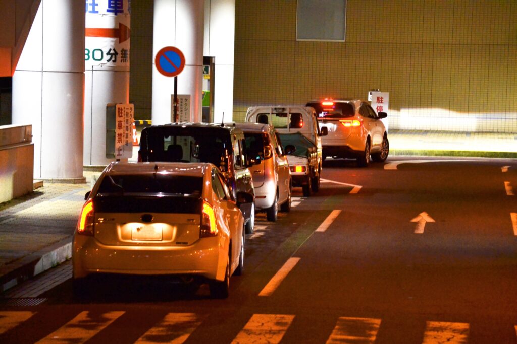 ロータリー停車時の幅寄せのコツを説明する画像