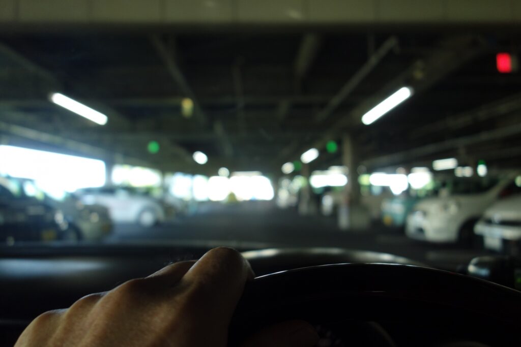 立体駐車場の薄暗く狭い通路を安全に走行するコツ