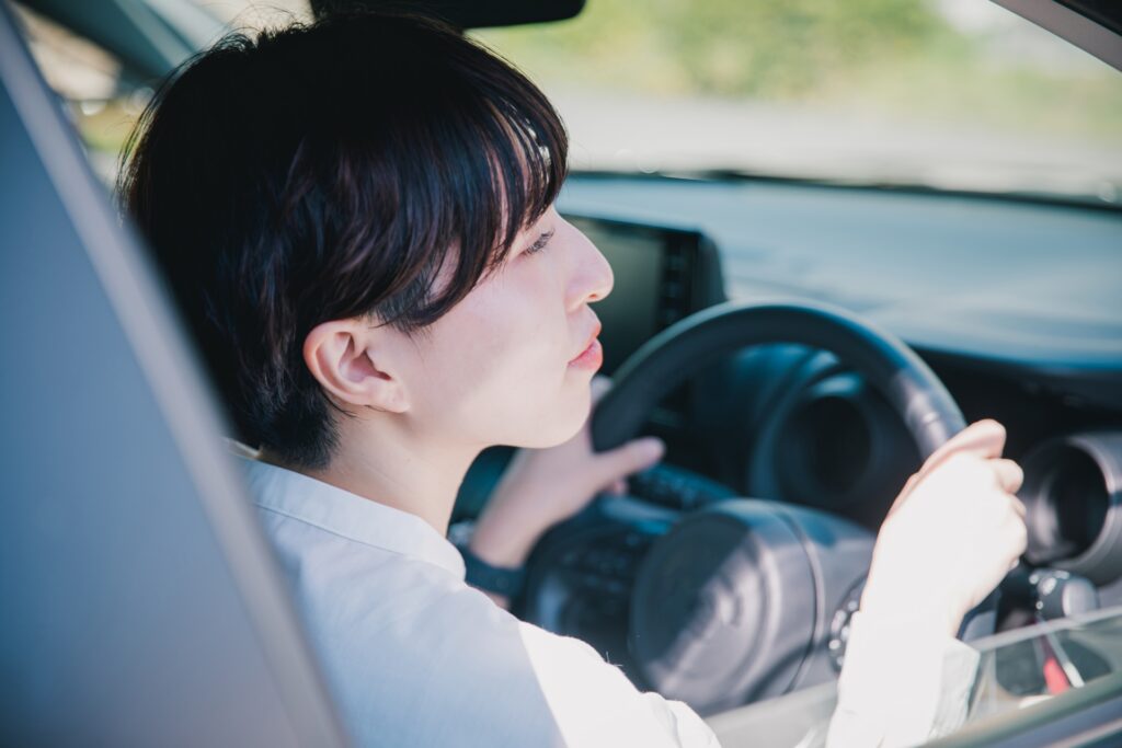 運転する女性