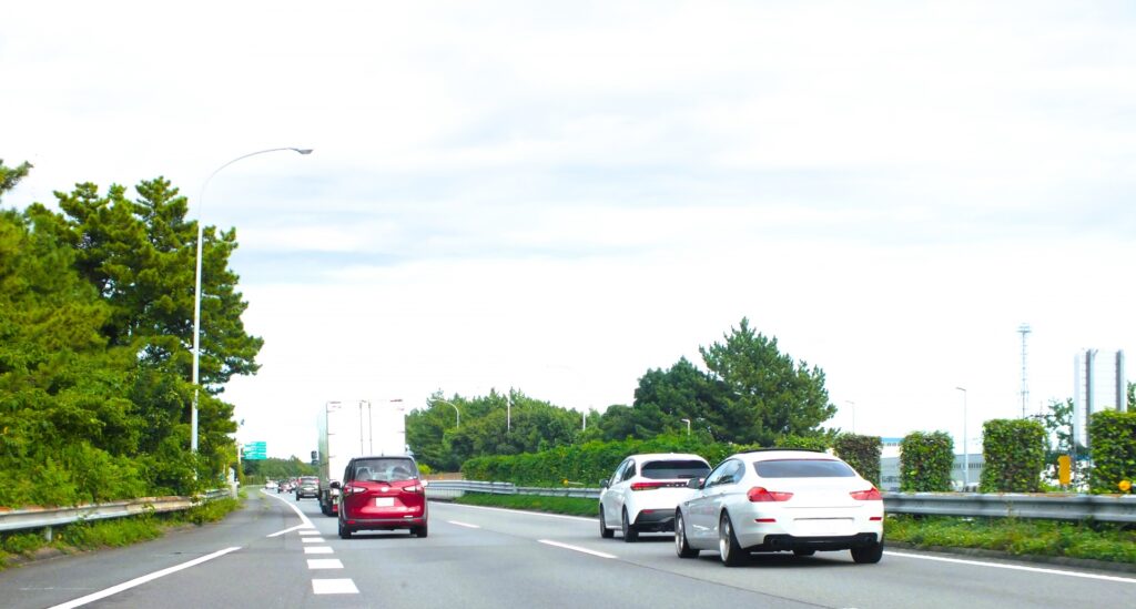 高速で合流している写真