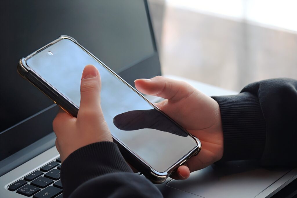 スマホでナビを調べる写真