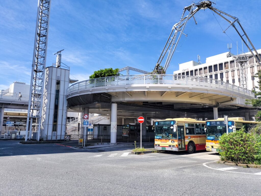 戸塚駅東口の渋滞するロータリー