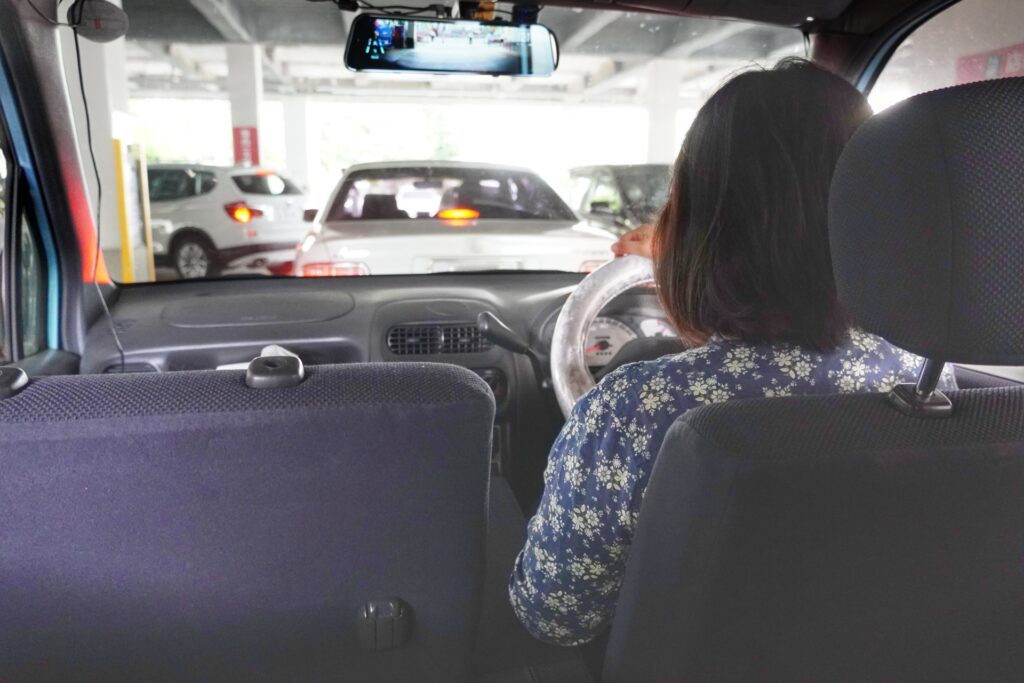 立体駐車場が苦手な理由。狭い空間での後続車のプレッシャー