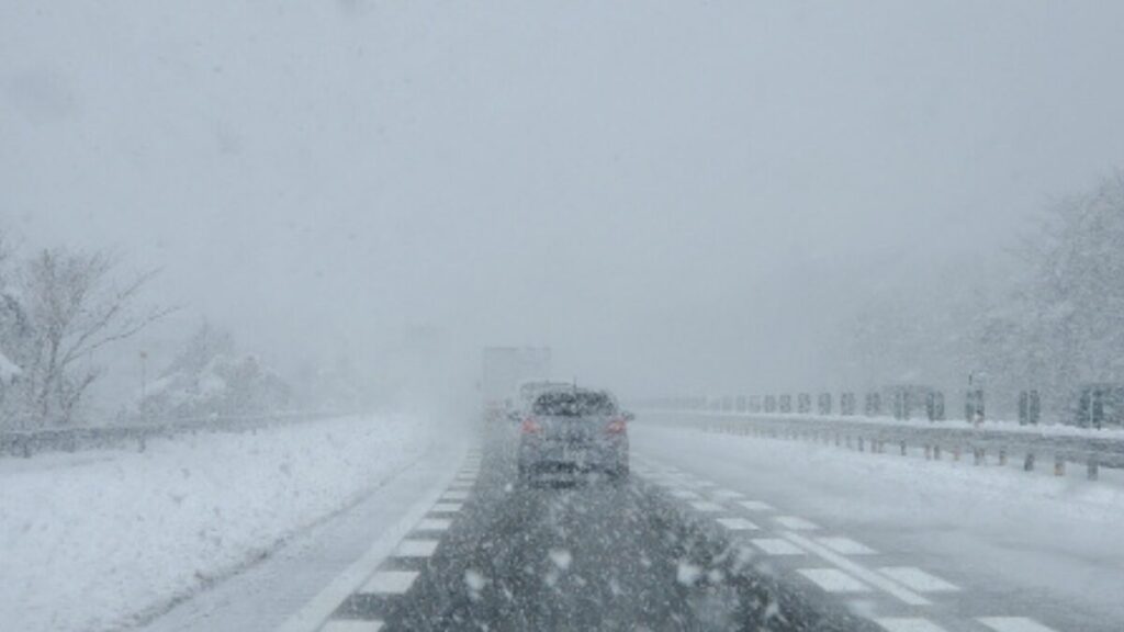 雪の高速道路