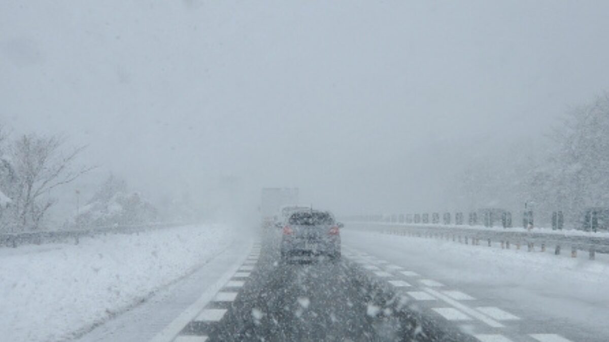 雪の高速道路