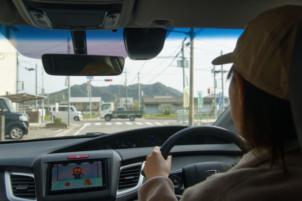 生活道路を運転するペーパードライバーの女性