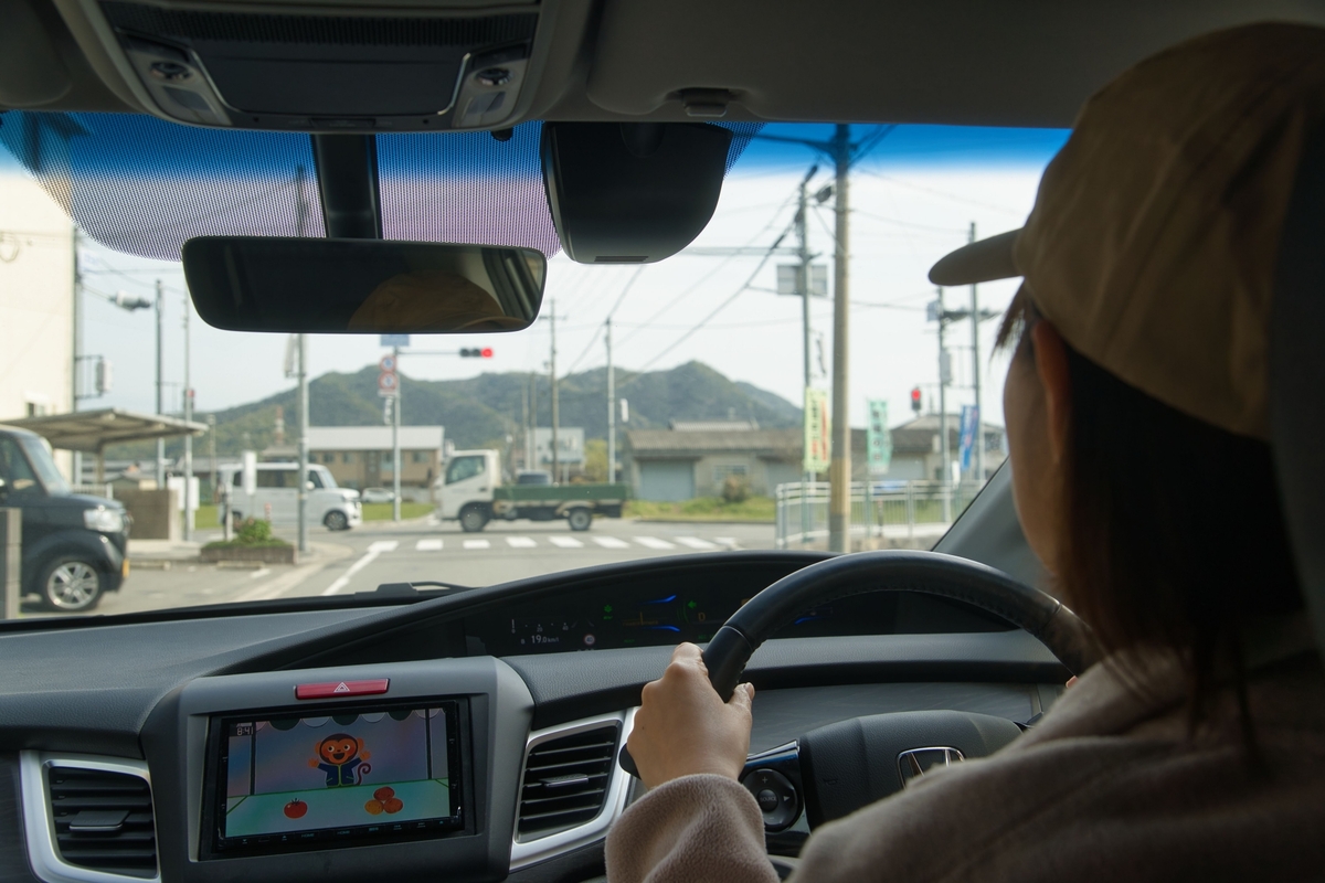 運転する女性