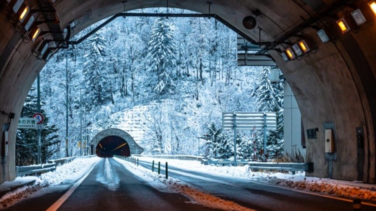 雪の高速道路