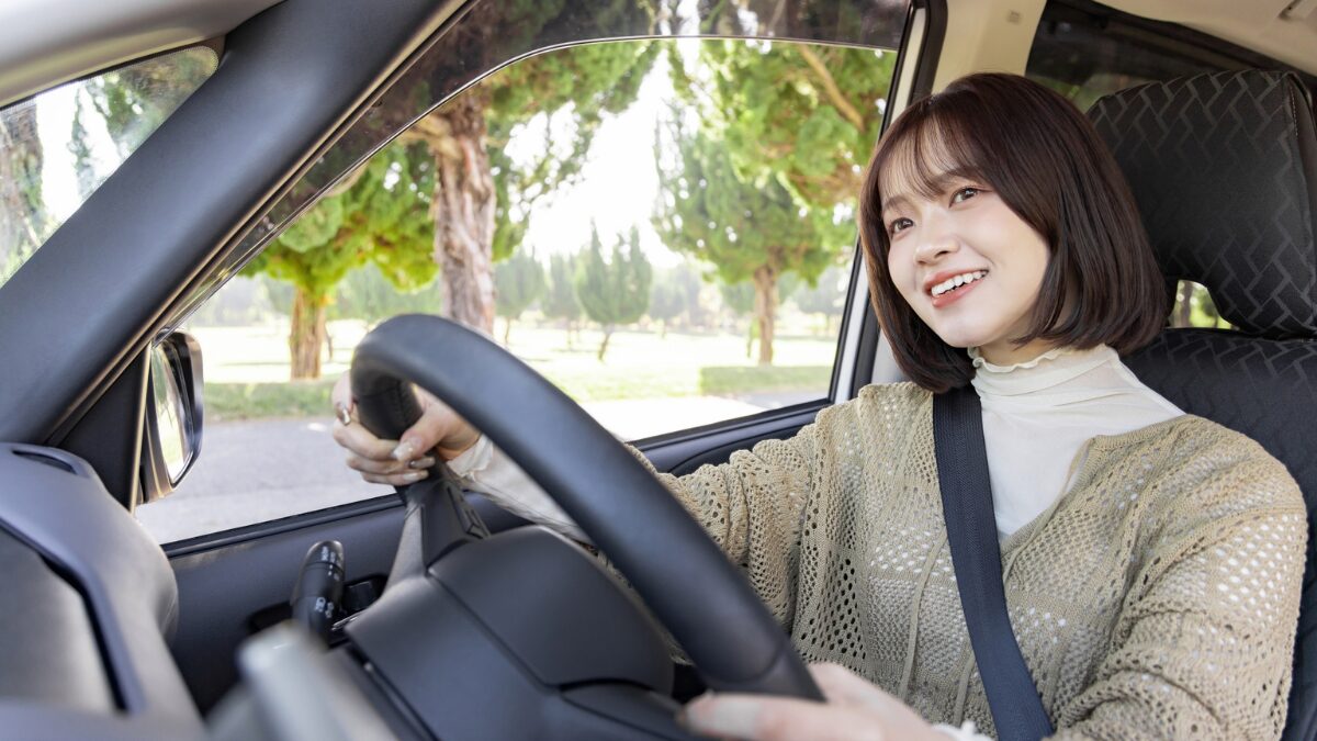 運転する女性