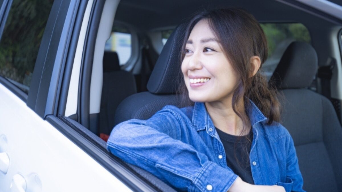 運転する女性