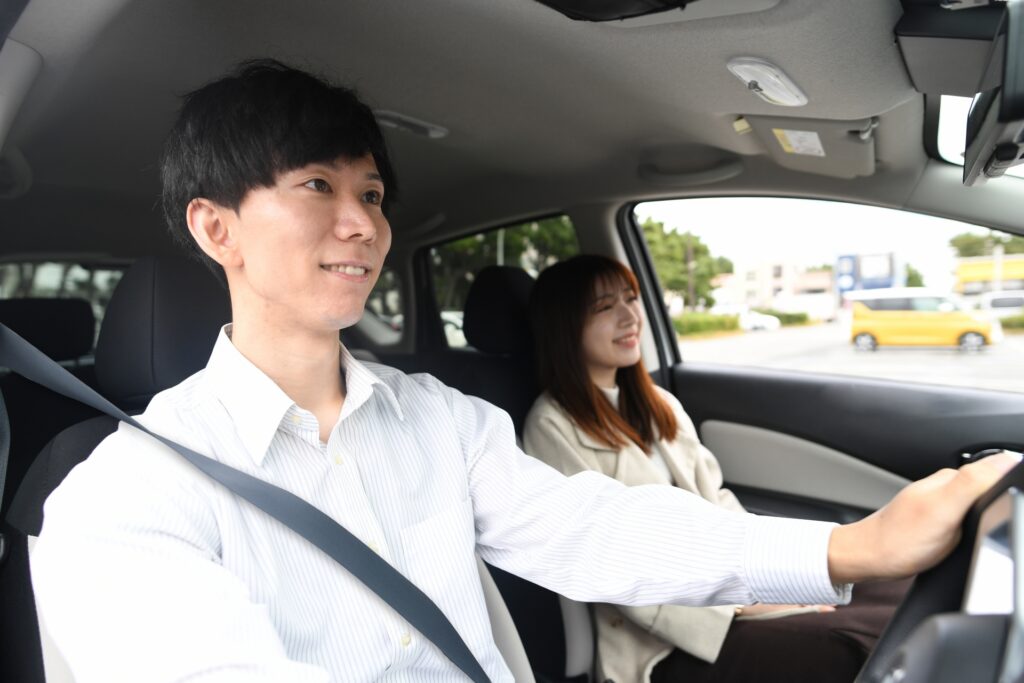 助手席から運転するコースを確認するペーパードライバー