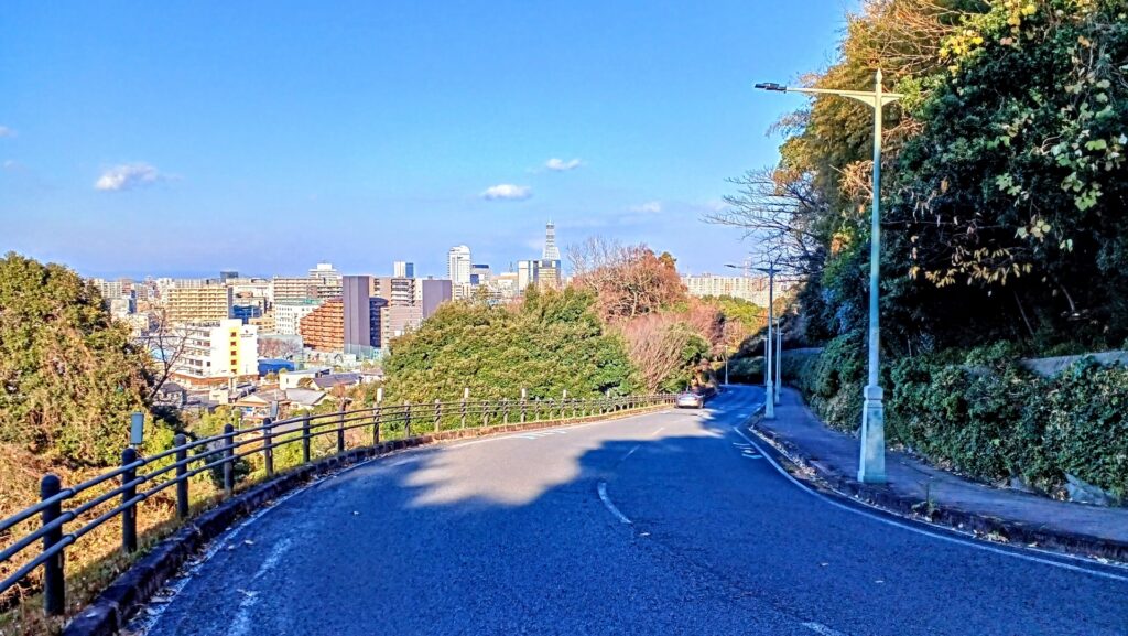 下り坂やカーブを安全に走行する方法