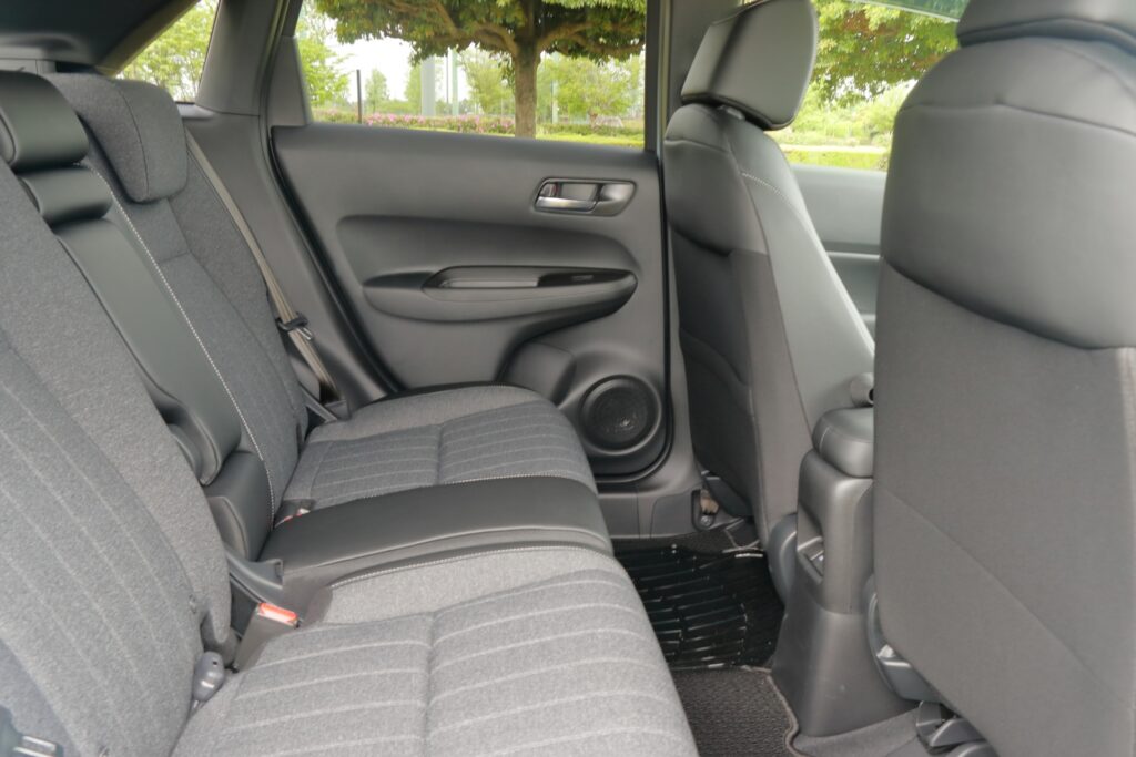 安全運転のために車内を清潔に保つ様子