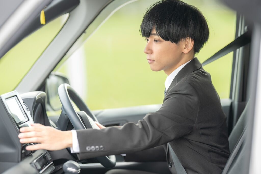 初めて社用車の運転をする男性社員
