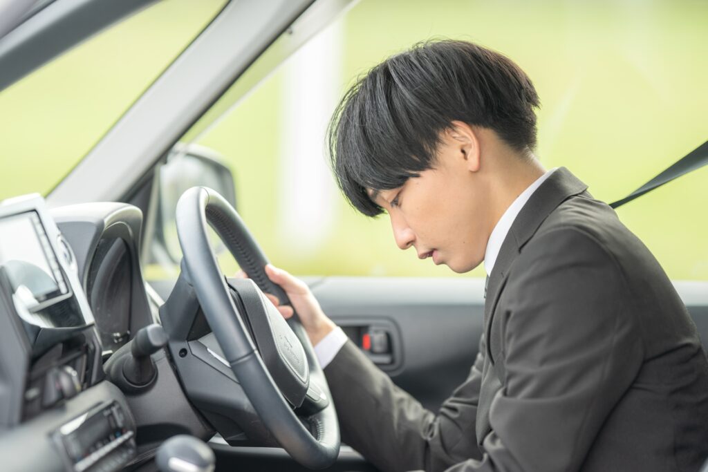 社用車の運転に不安を抱える男性社員