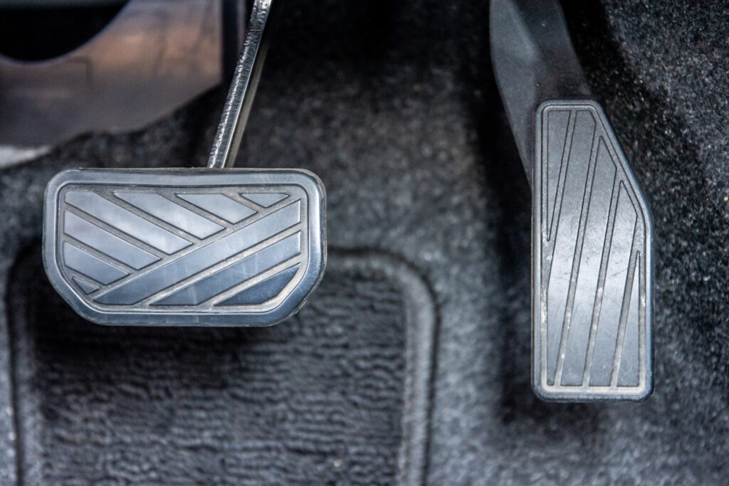 坂道発進で重要なアクセルとブレーキの準備について説明する画像