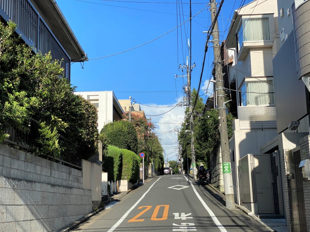 道幅の狭い坂道道路を走行するポイントを説明する画像