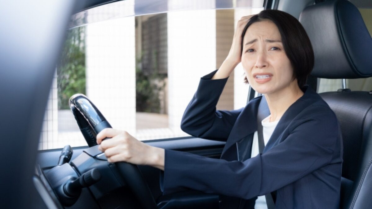 運転する女性
