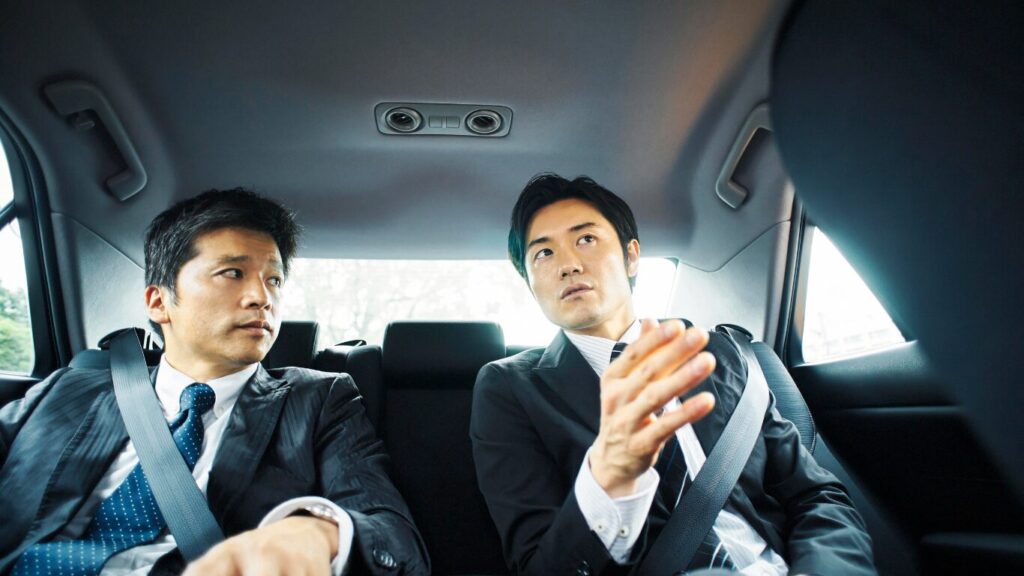 後ろに上司や先輩を乗せて安全運転しなければならない状況