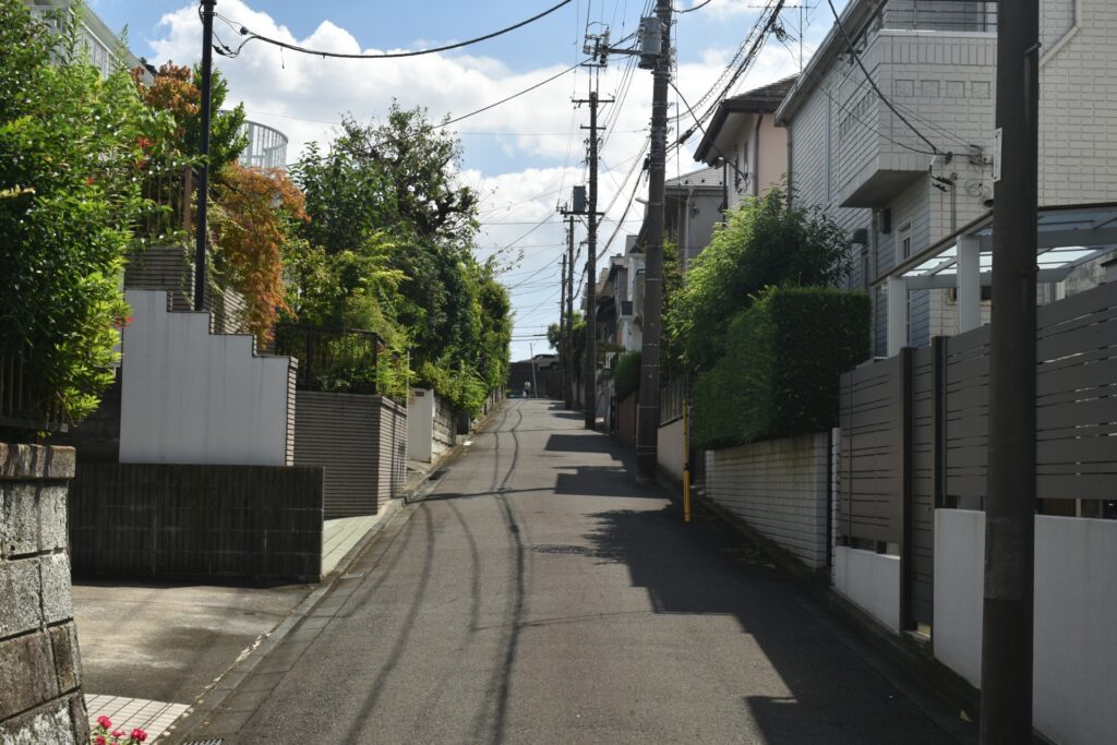 横浜の住宅街特有の坂道と狭い路地を示す画像