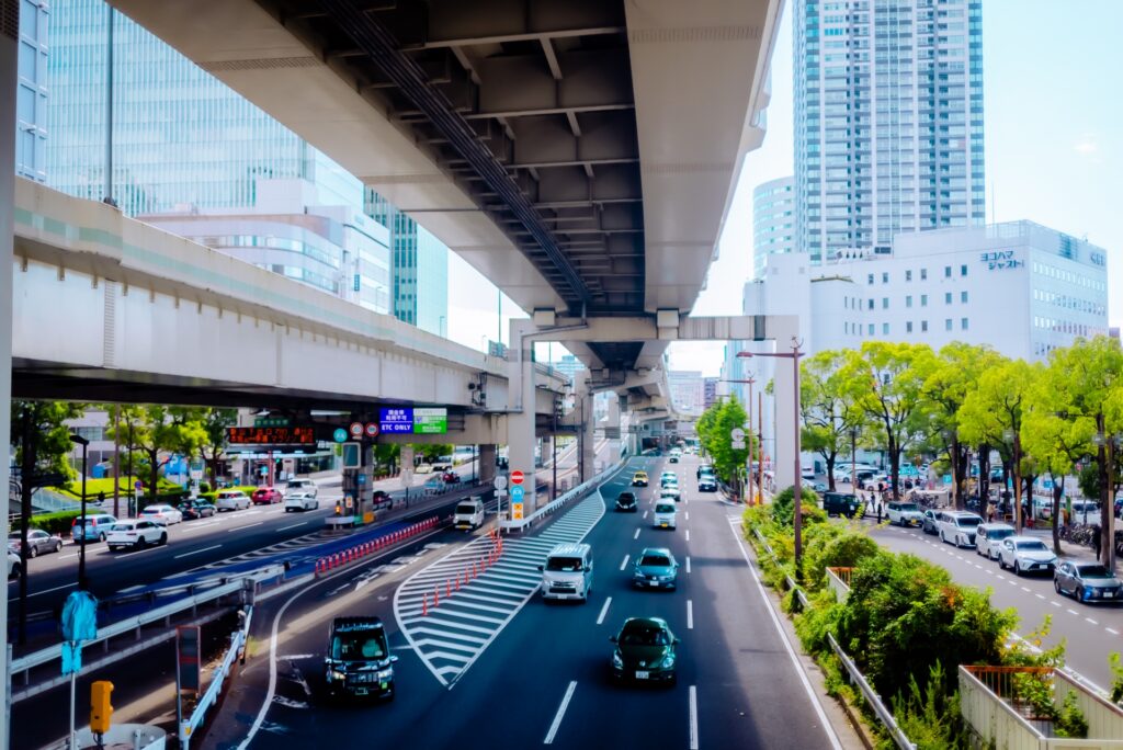 横浜駅周辺の複雑な交通環境(大通り)を説明する画像
