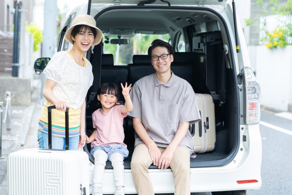 車で旅行に行く家族の写真