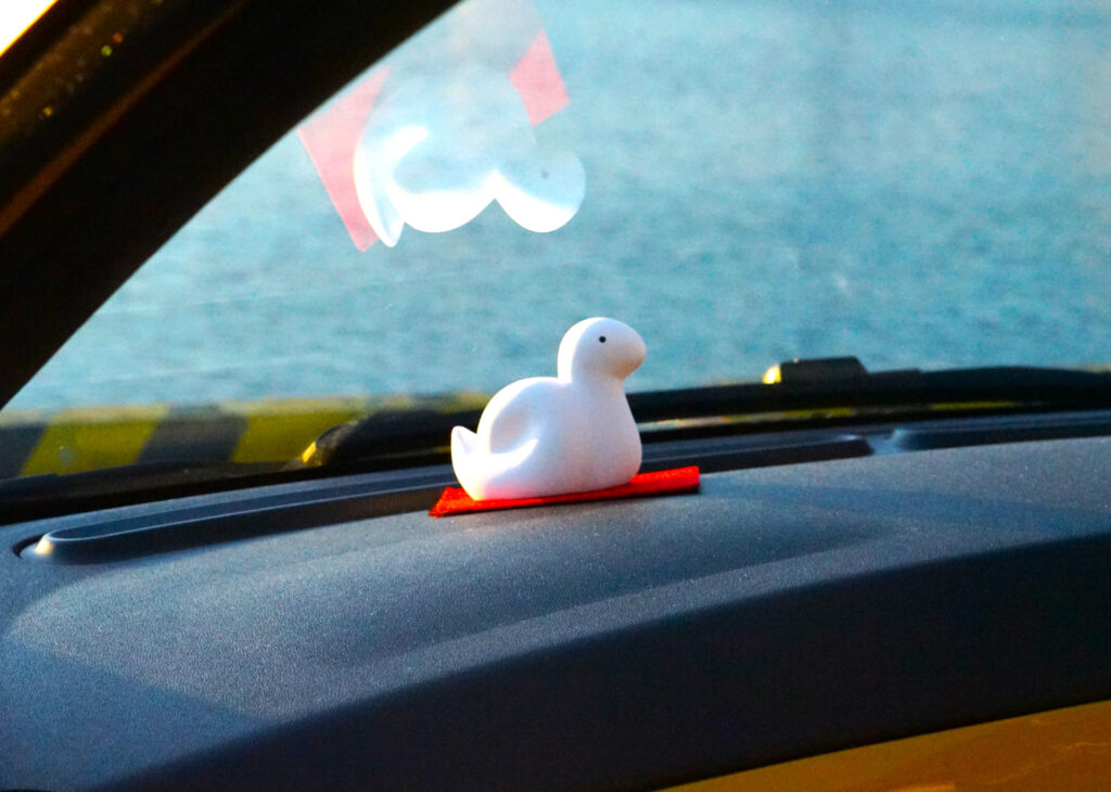 車のダッシュボードに置物を飾っている写真