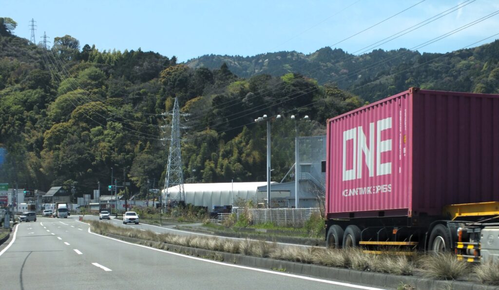 交通量の多い道路
北摂里山街道のイメージ
