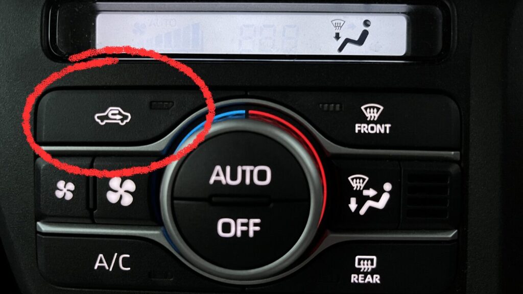 車内エアコンの操作ボタンを示す画像