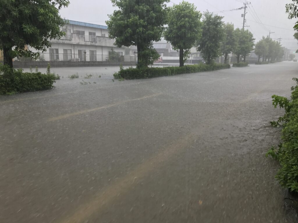 通行止めになっていないが冠水し危険な道路を説明する画像