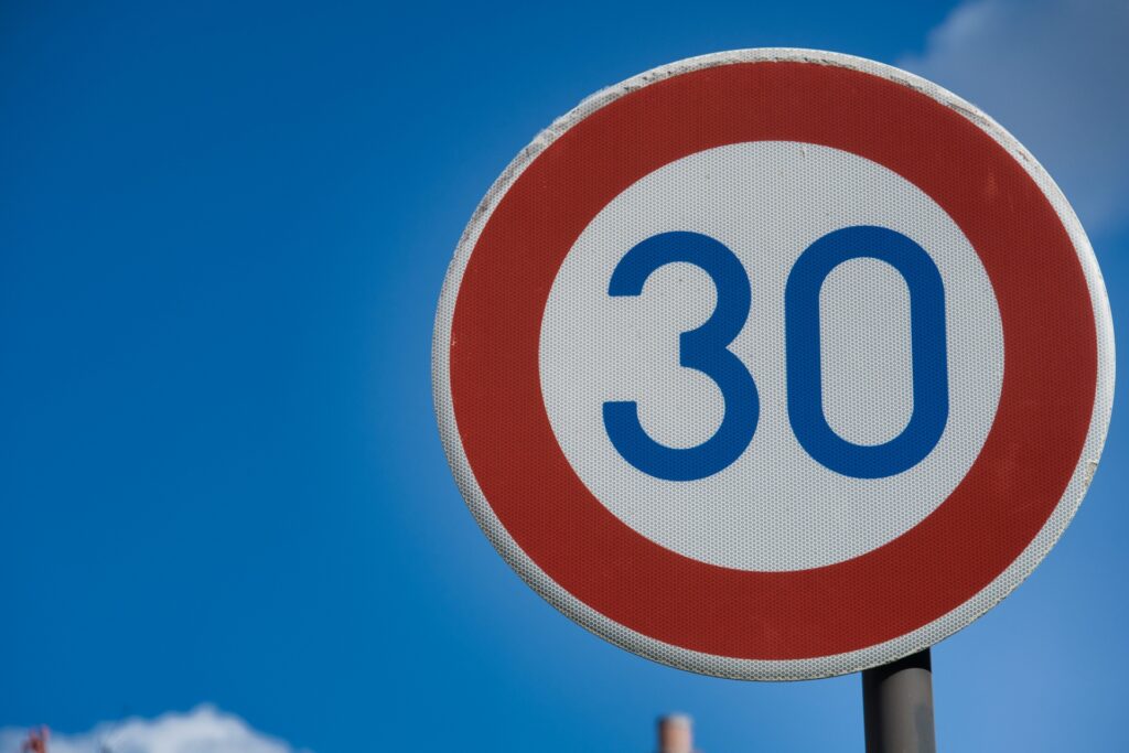 生活道路の法定速度が60km/hから30km/hへ改正されたことを説明する画像